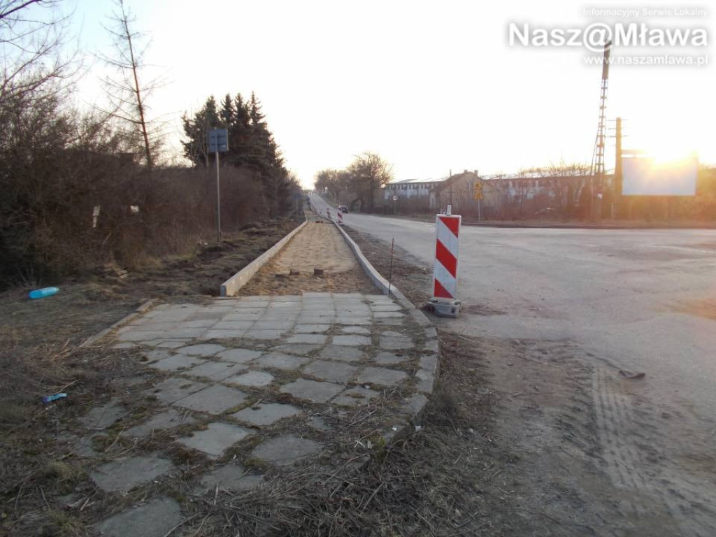 Przy Szreńskiej budują chodnik. Mieszkańcy doczekali się