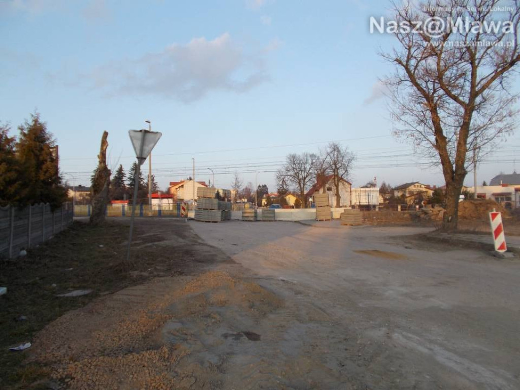 Przy Szreńskiej budują chodnik. Mieszkańcy doczekali się