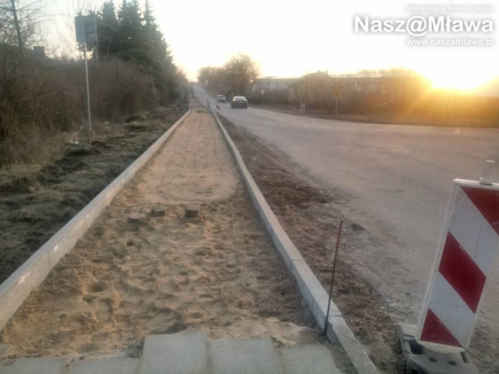 Przy Szreńskiej budują chodnik. Mieszkańcy doczekali się