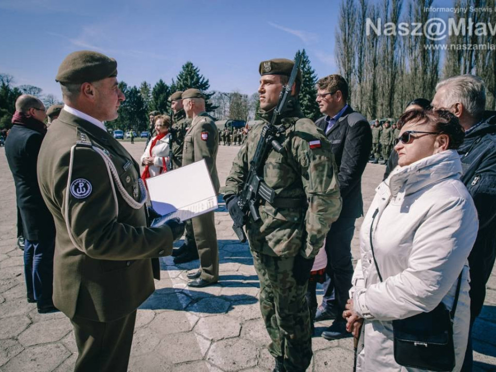 Nowi Terytorialsi z Mławy. Nauczyciel wstąpił do wojska z uczniem