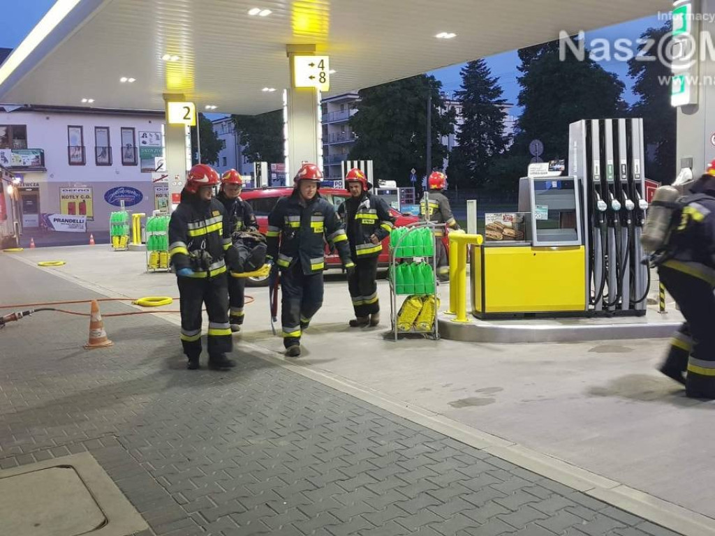 Strażacy na stacji paliw w Mławie. Zobacz zdjęcia!