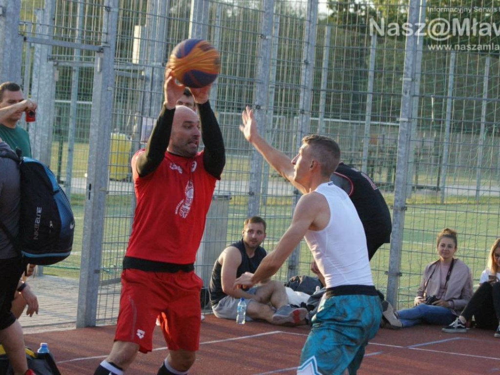 Deszcz pokonał koszykarzy. Zamknięta hala