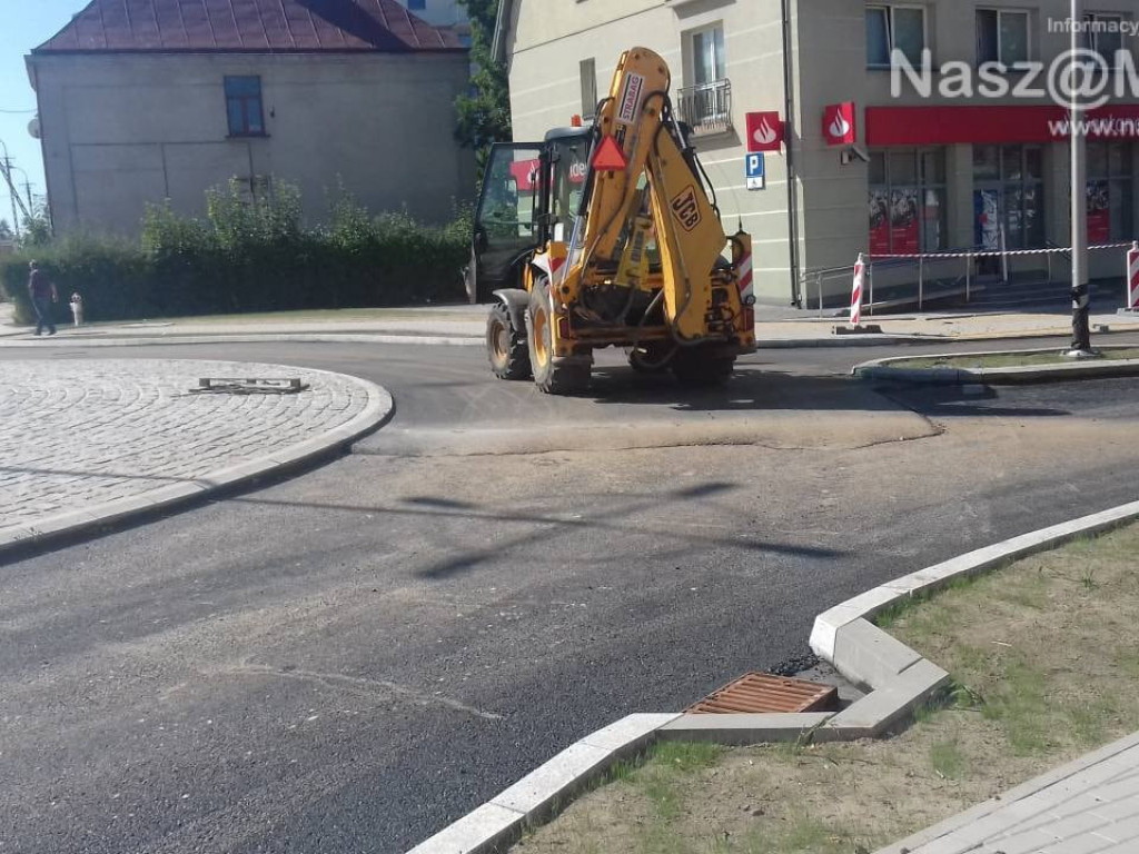 Rondo przy policji przybiera ostateczny kształt