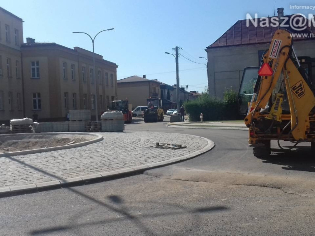 Rondo przy policji przybiera ostateczny kształt