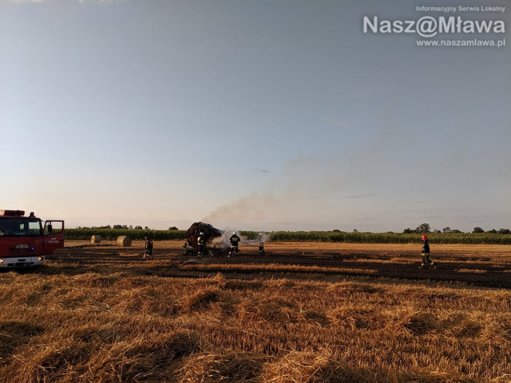 Pożar maszyny - uratowano budynki. Pomogli strażacy i sąsiedzi [ZDJĘCIA I FILM z drona]