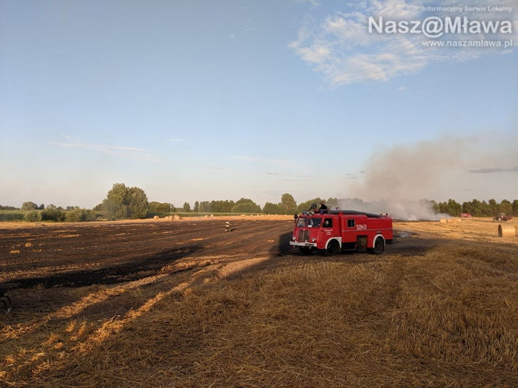 Pożar maszyny - uratowano budynki. Pomogli strażacy i sąsiedzi [ZDJĘCIA I FILM z drona]