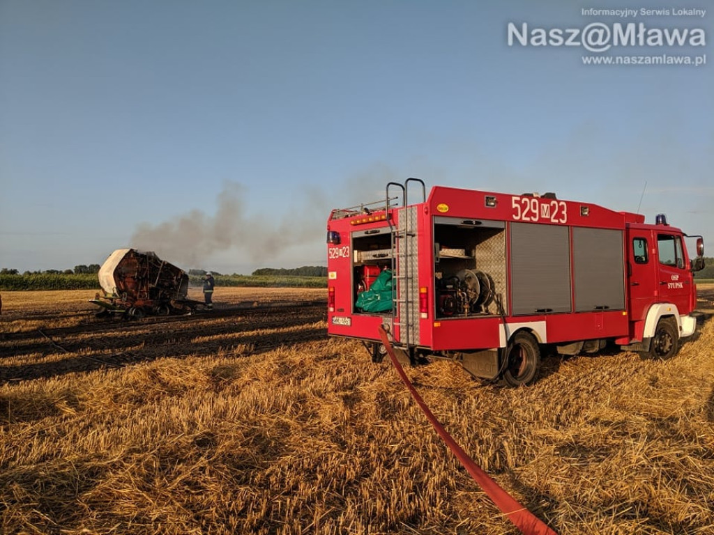 Pożar maszyny - uratowano budynki. Pomogli strażacy i sąsiedzi [ZDJĘCIA I FILM z drona]