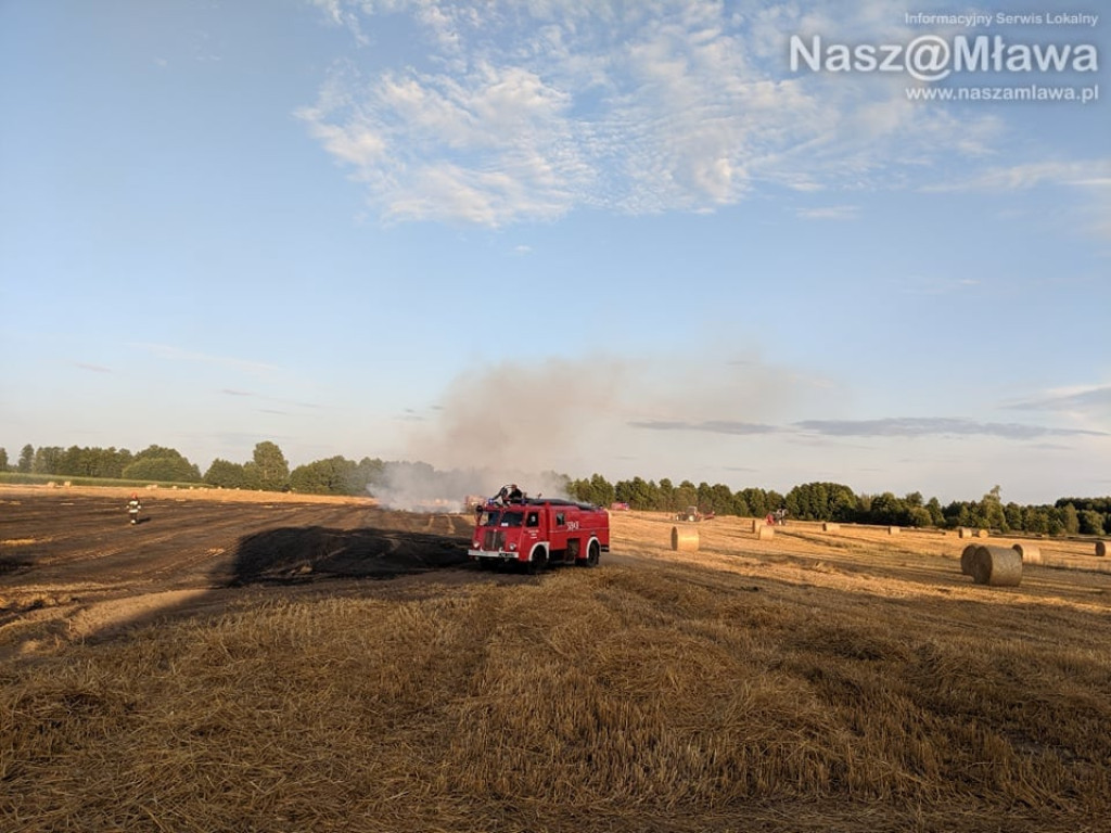 Pożar maszyny - uratowano budynki. Pomogli strażacy i sąsiedzi [ZDJĘCIA I FILM z drona]