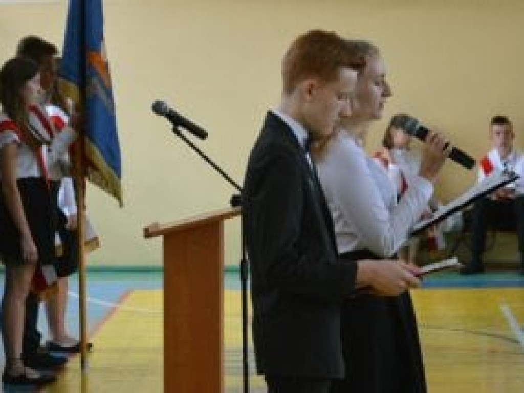 Zabrzmiał pierwszy dzwonek. Uczniowie powitali rok szkolny 2019/2020