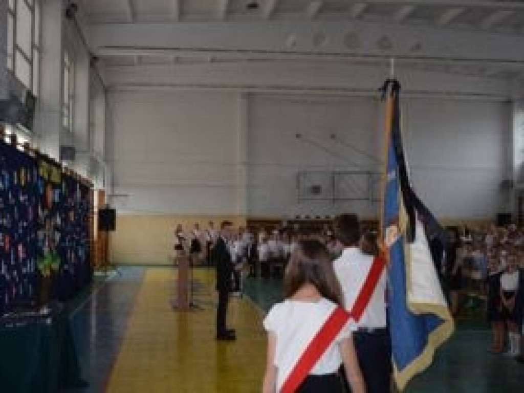 Zabrzmiał pierwszy dzwonek. Uczniowie powitali rok szkolny 2019/2020