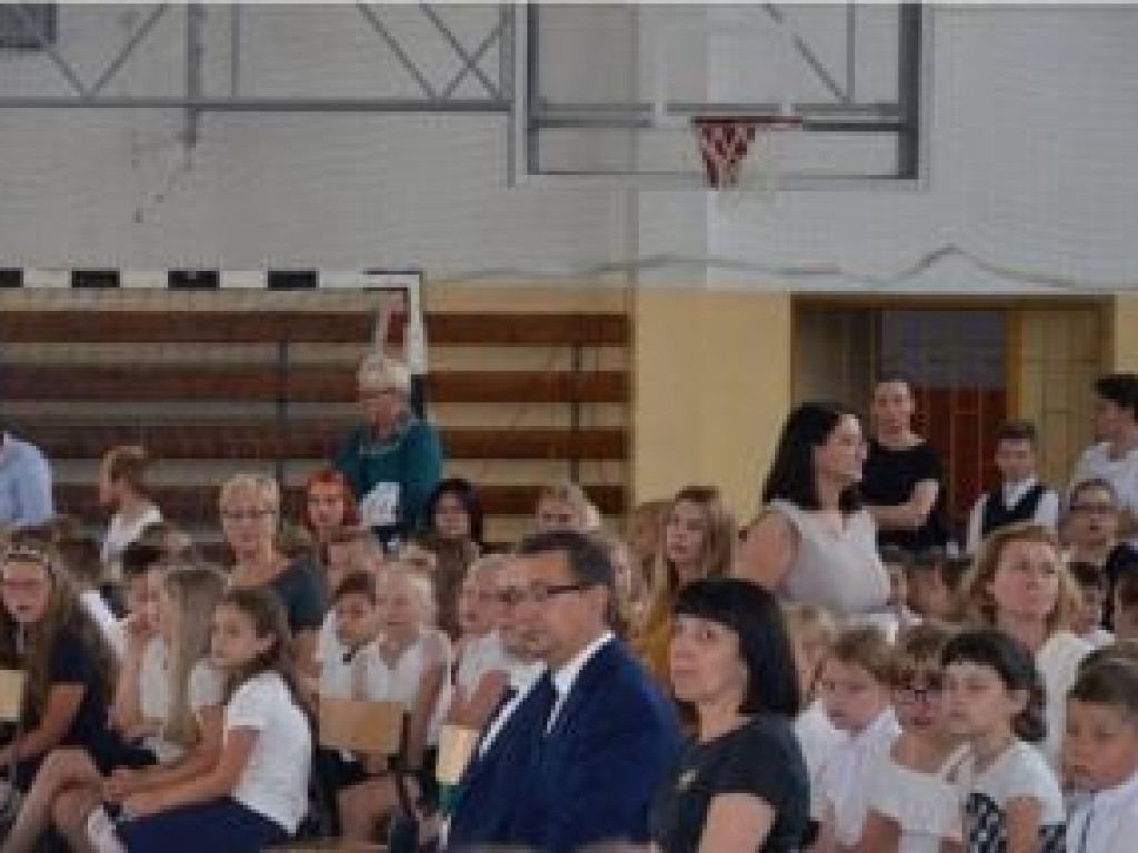 Zabrzmiał pierwszy dzwonek. Uczniowie powitali rok szkolny 2019/2020