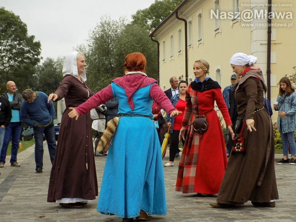 Zabawy dworskie i plebejskie, pojedynki - powrót do średniowiecza
