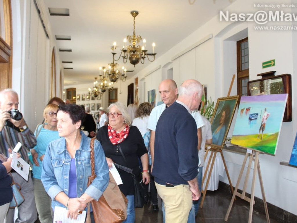 Wernisaż Joanny Rodowicz w Domu Polonii w Pułtusku