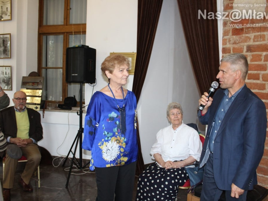 Wernisaż Joanny Rodowicz w Domu Polonii w Pułtusku