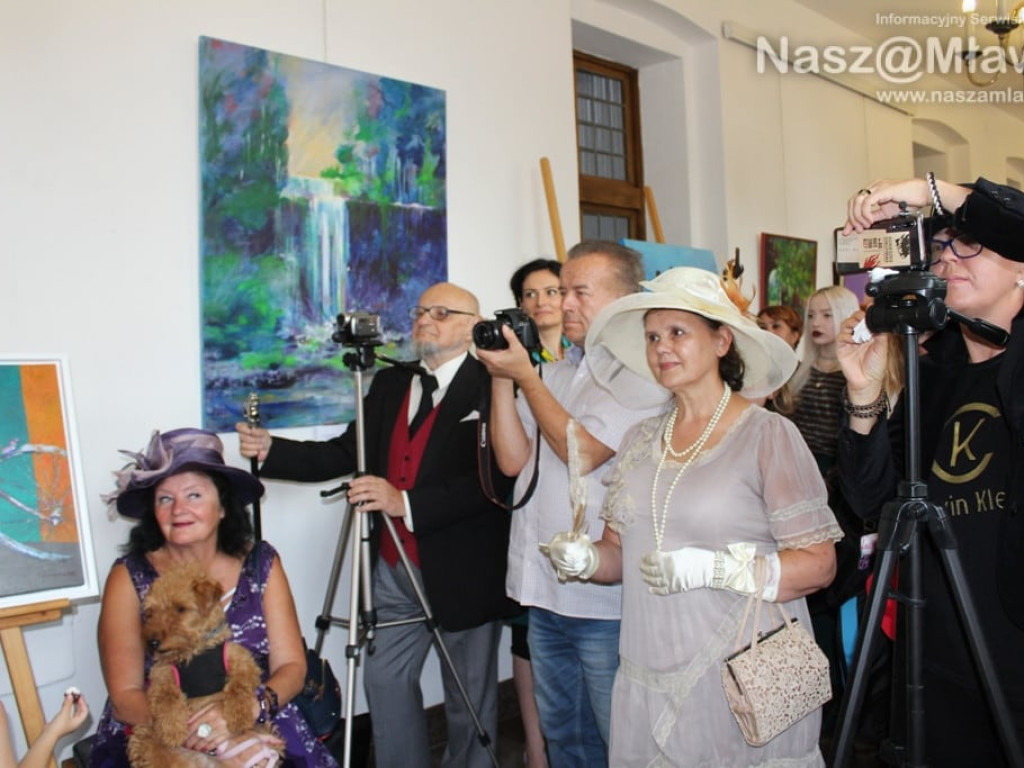 Wernisaż Joanny Rodowicz w Domu Polonii w Pułtusku
