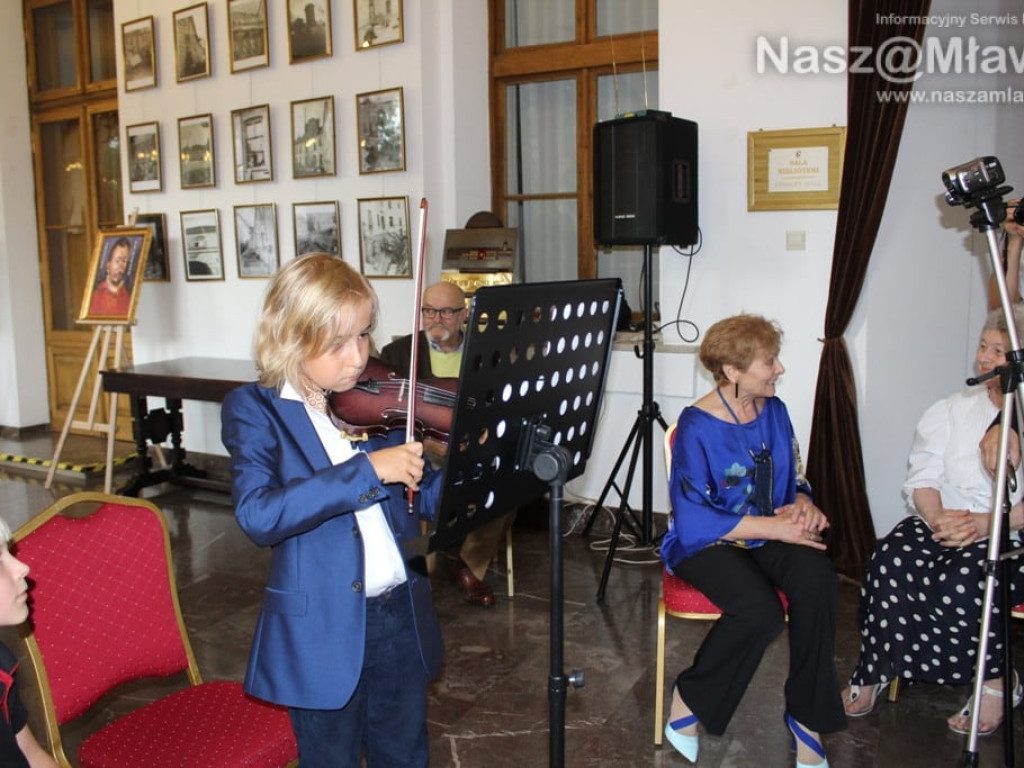 Wernisaż Joanny Rodowicz w Domu Polonii w Pułtusku