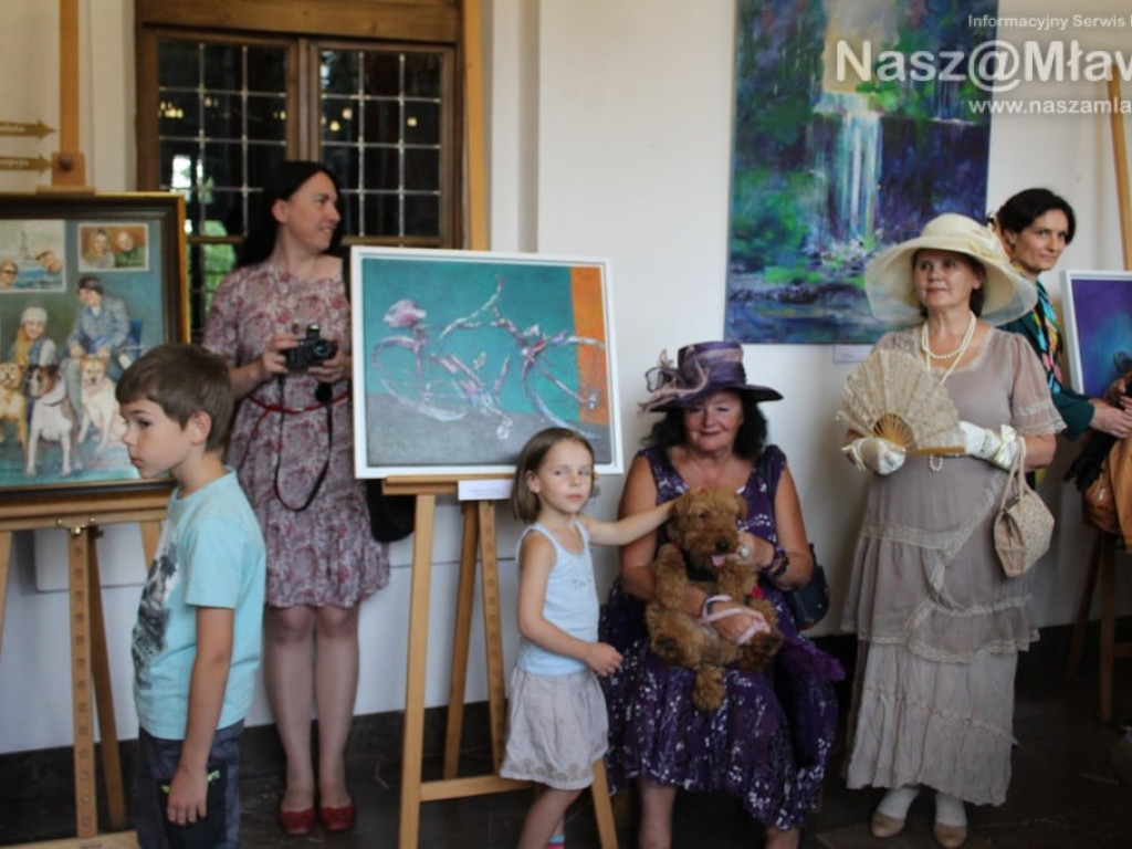 Wernisaż Joanny Rodowicz w Domu Polonii w Pułtusku