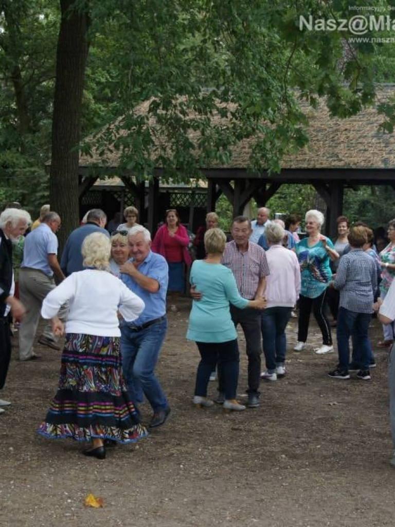 Seniorzy na plenerowej imprezie
