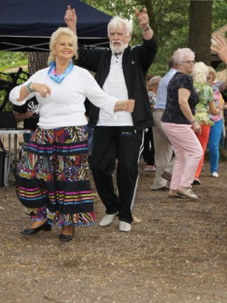 Seniorzy na plenerowej imprezie