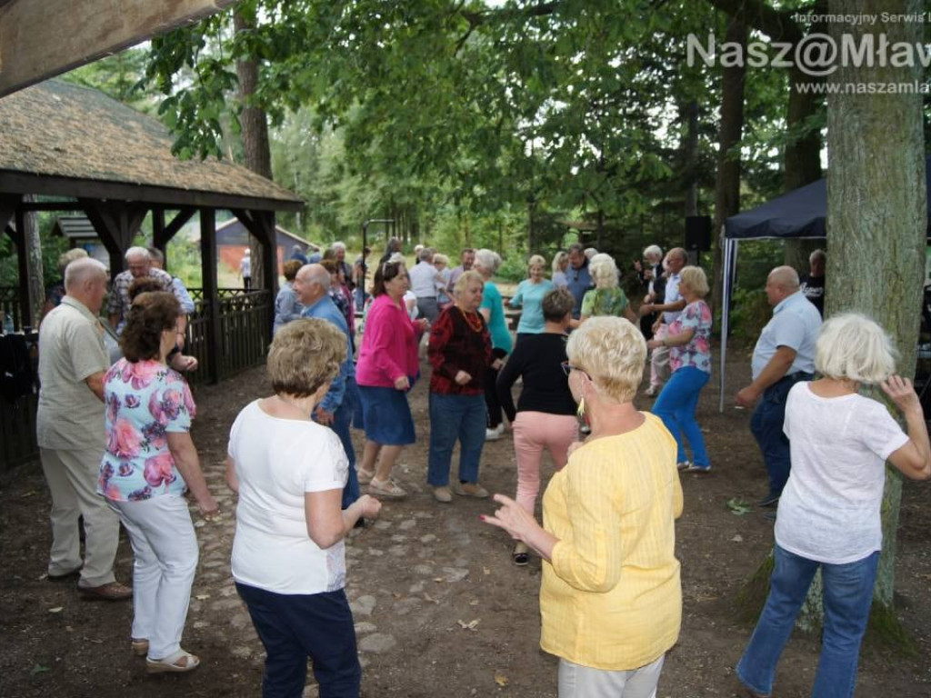 Seniorzy na plenerowej imprezie