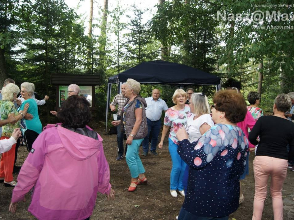 Seniorzy na plenerowej imprezie