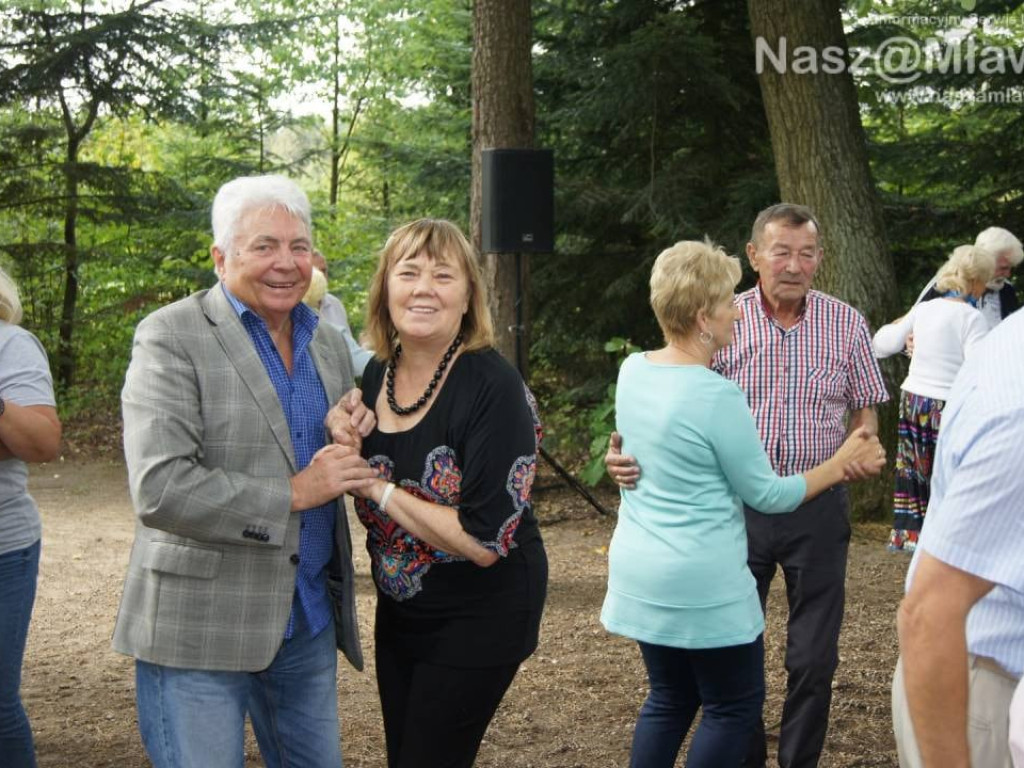 Seniorzy na plenerowej imprezie