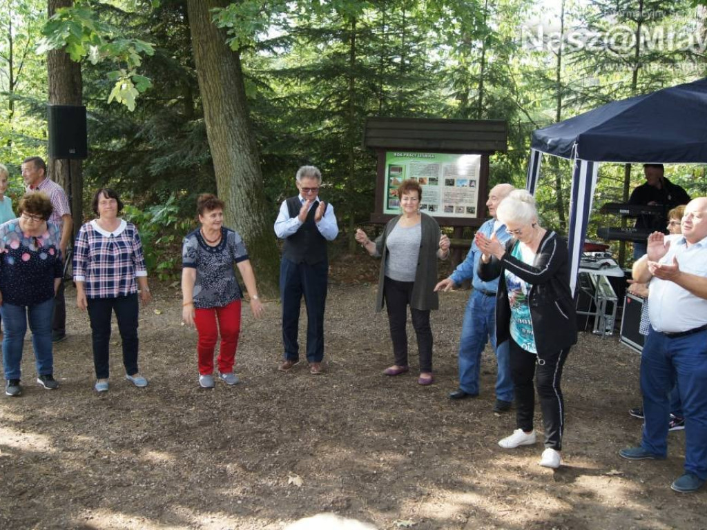 Seniorzy na plenerowej imprezie