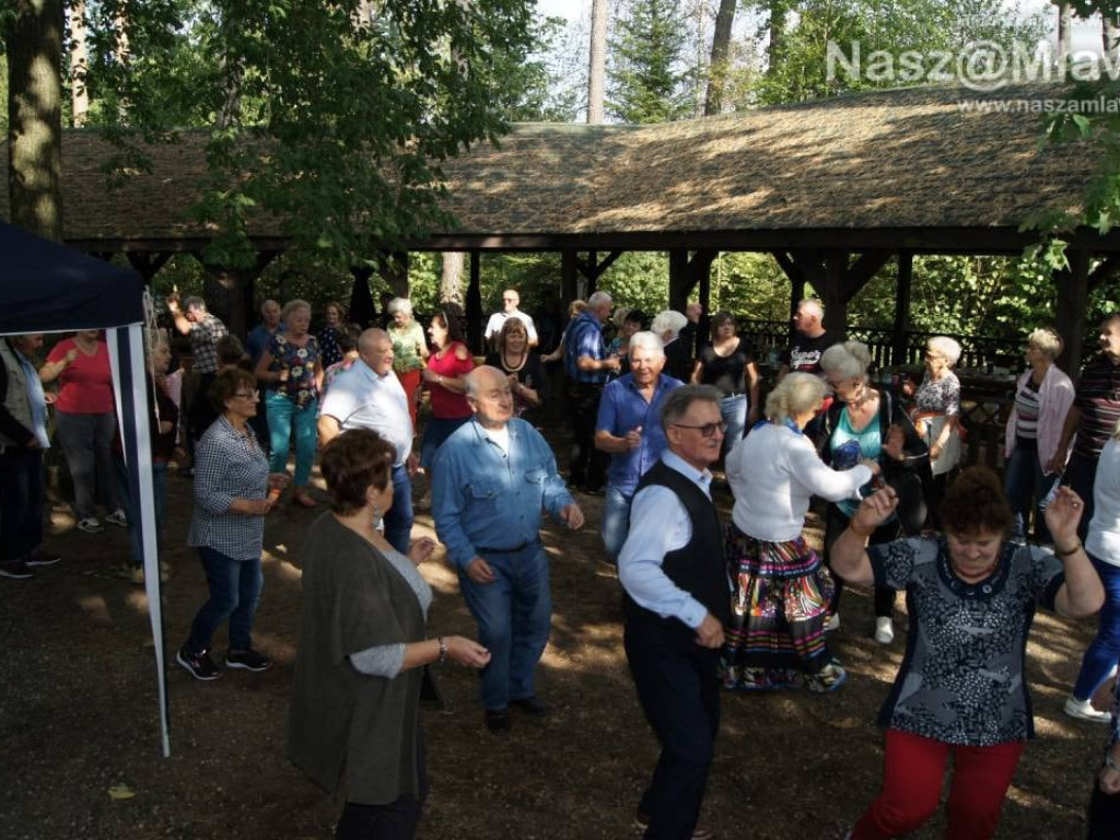 Seniorzy na plenerowej imprezie