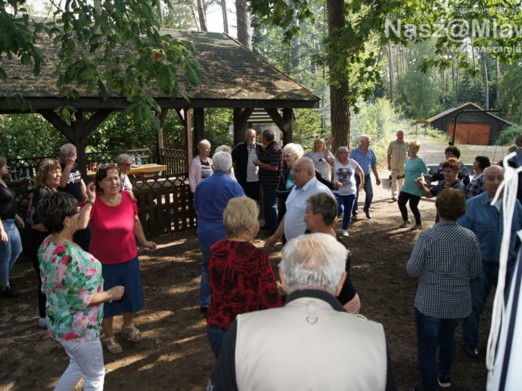 Seniorzy na plenerowej imprezie