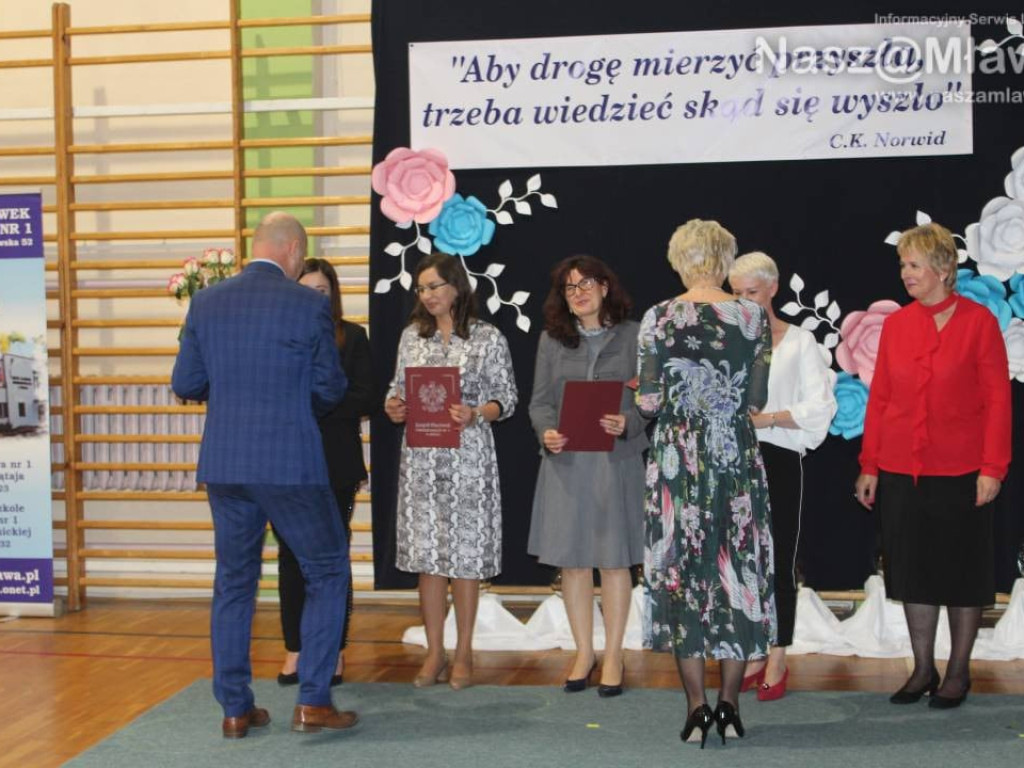 Nauczyciele nagrodzeni przez burmistrza. Relacja (ZDJĘCIA I FILMY)