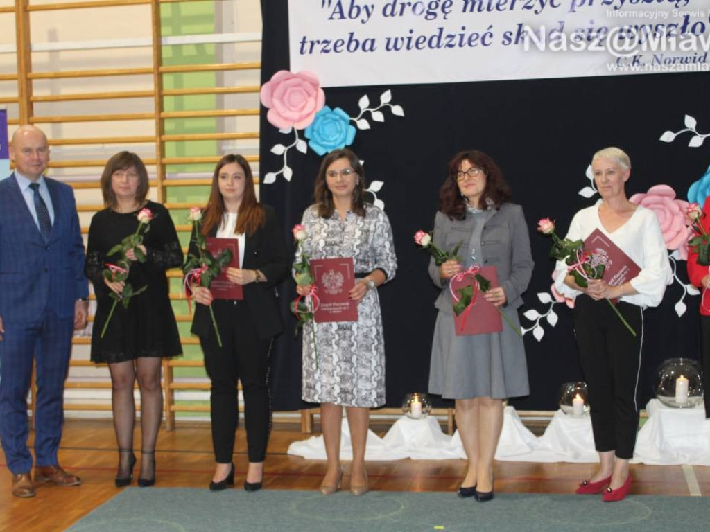 Nauczyciele nagrodzeni przez burmistrza. Relacja (ZDJĘCIA I FILMY)