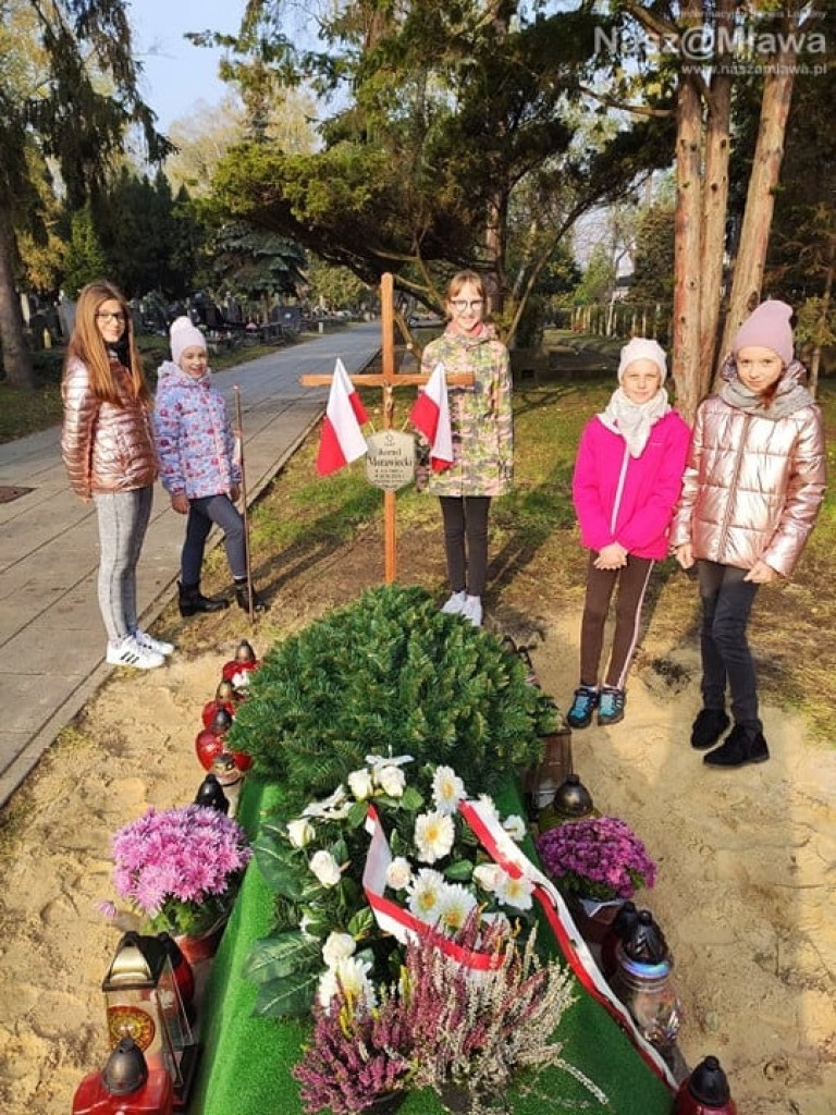 Mławscy uczniowie odwiedzili groby na Powązkach w Warszawie