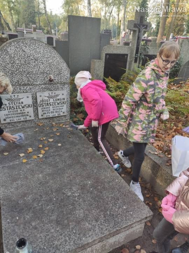 Mławscy uczniowie odwiedzili groby na Powązkach w Warszawie