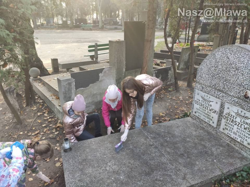 Mławscy uczniowie odwiedzili groby na Powązkach w Warszawie