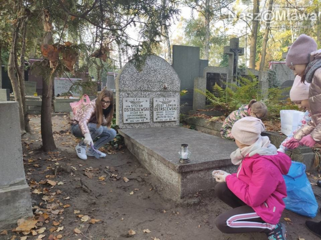 Mławscy uczniowie odwiedzili groby na Powązkach w Warszawie