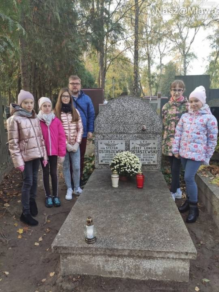 Mławscy uczniowie odwiedzili groby na Powązkach w Warszawie