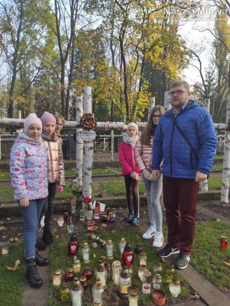 Mławscy uczniowie odwiedzili groby na Powązkach w Warszawie