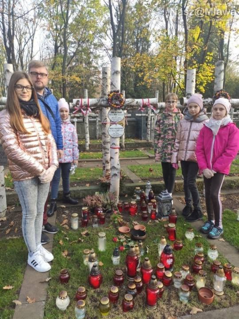 Mławscy uczniowie odwiedzili groby na Powązkach w Warszawie