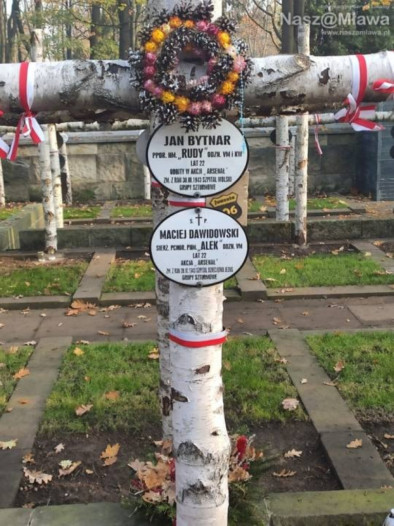 Mławscy uczniowie odwiedzili groby na Powązkach w Warszawie