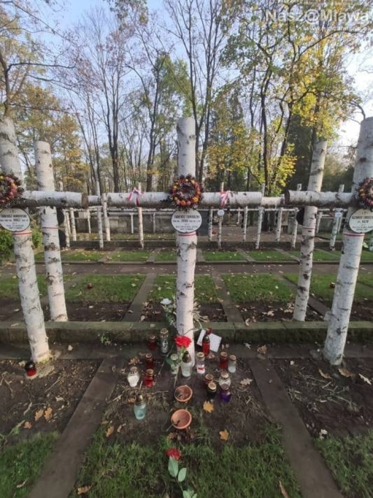 Mławscy uczniowie odwiedzili groby na Powązkach w Warszawie