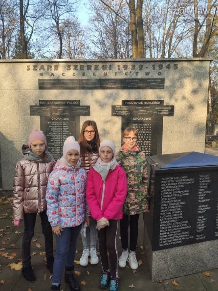 Mławscy uczniowie odwiedzili groby na Powązkach w Warszawie