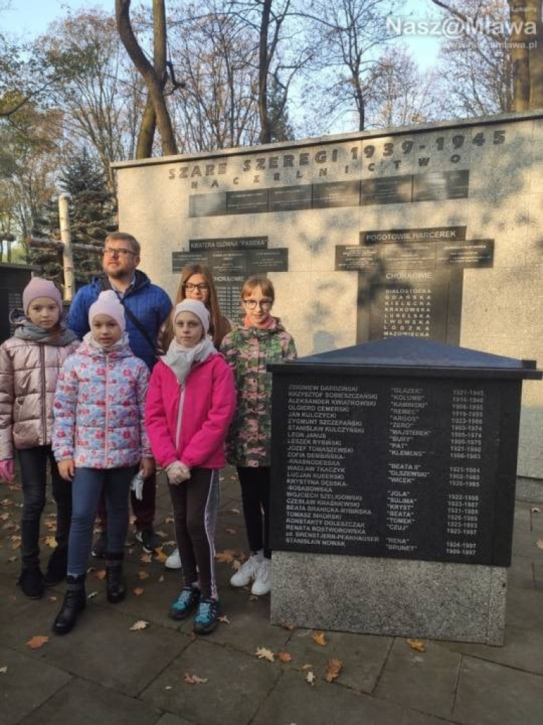 Mławscy uczniowie odwiedzili groby na Powązkach w Warszawie