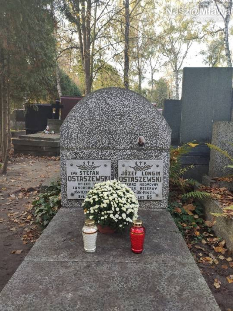 Mławscy uczniowie odwiedzili groby na Powązkach w Warszawie