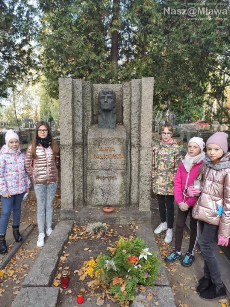 Mławscy uczniowie odwiedzili groby na Powązkach w Warszawie