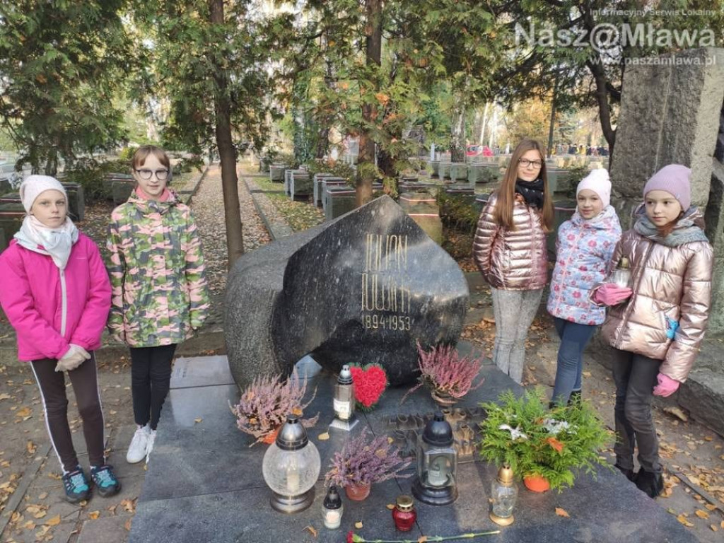 Mławscy uczniowie odwiedzili groby na Powązkach w Warszawie