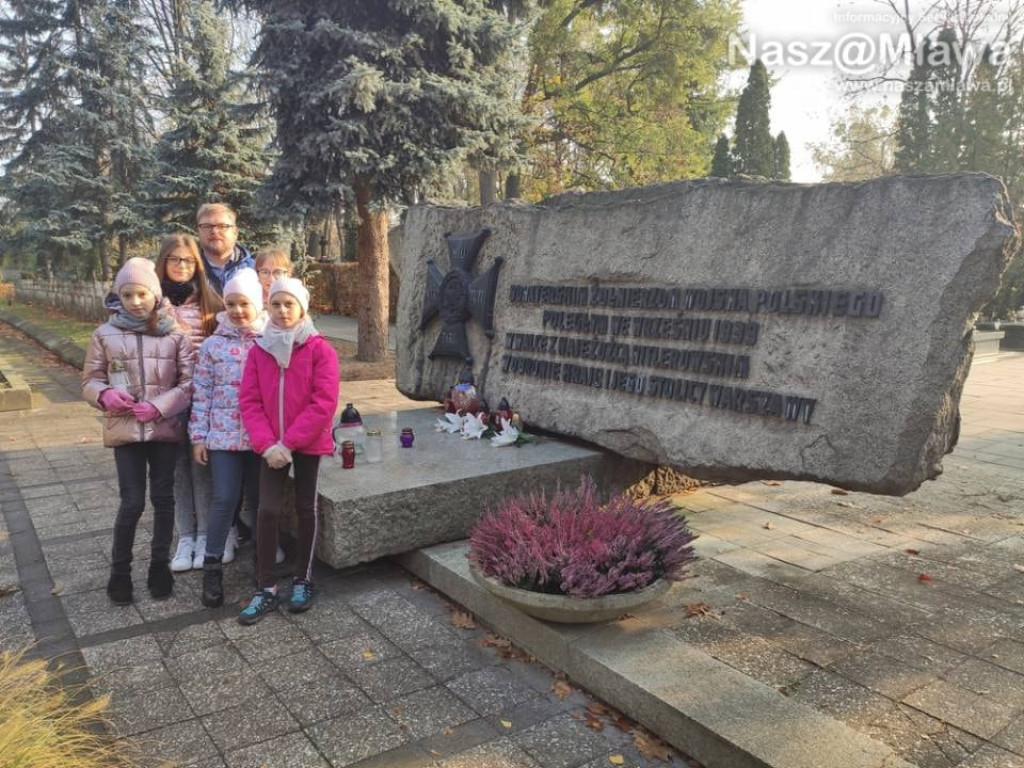 Mławscy uczniowie odwiedzili groby na Powązkach w Warszawie