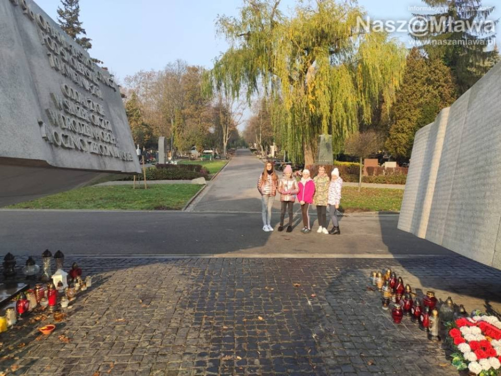 Mławscy uczniowie odwiedzili groby na Powązkach w Warszawie