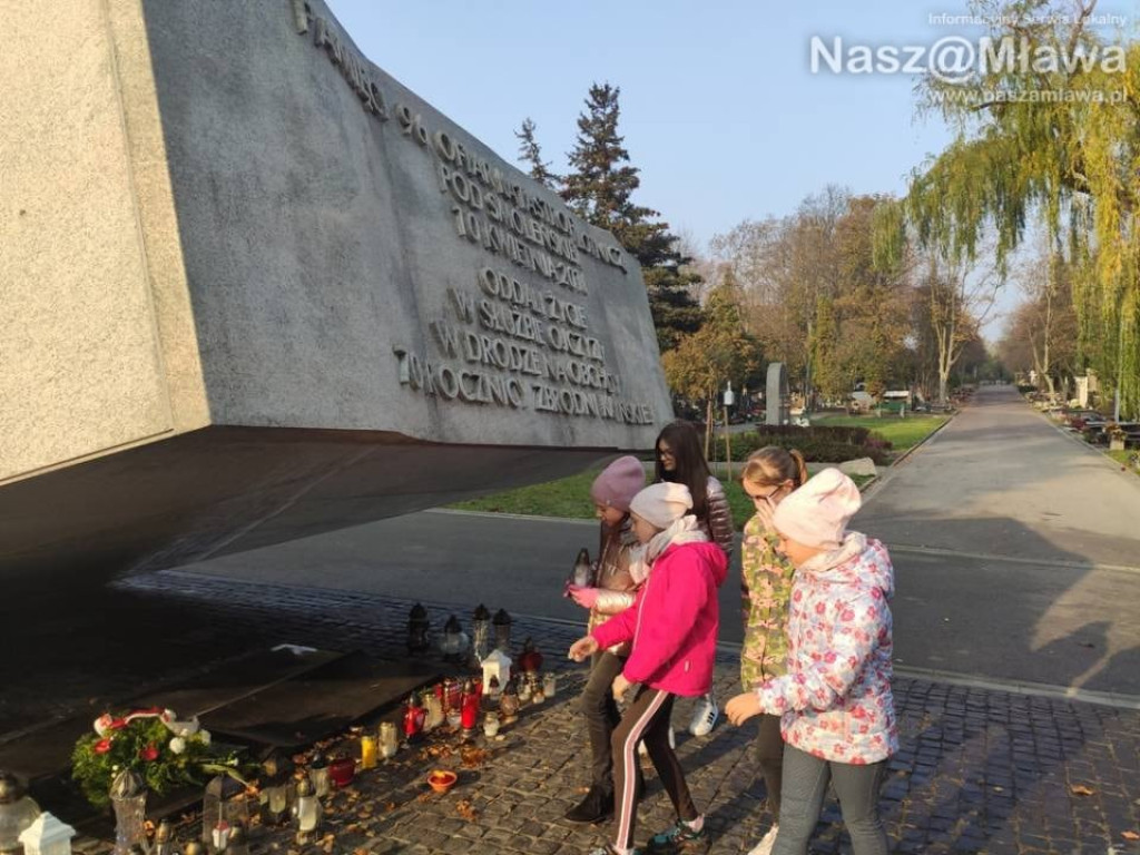 Mławscy uczniowie odwiedzili groby na Powązkach w Warszawie