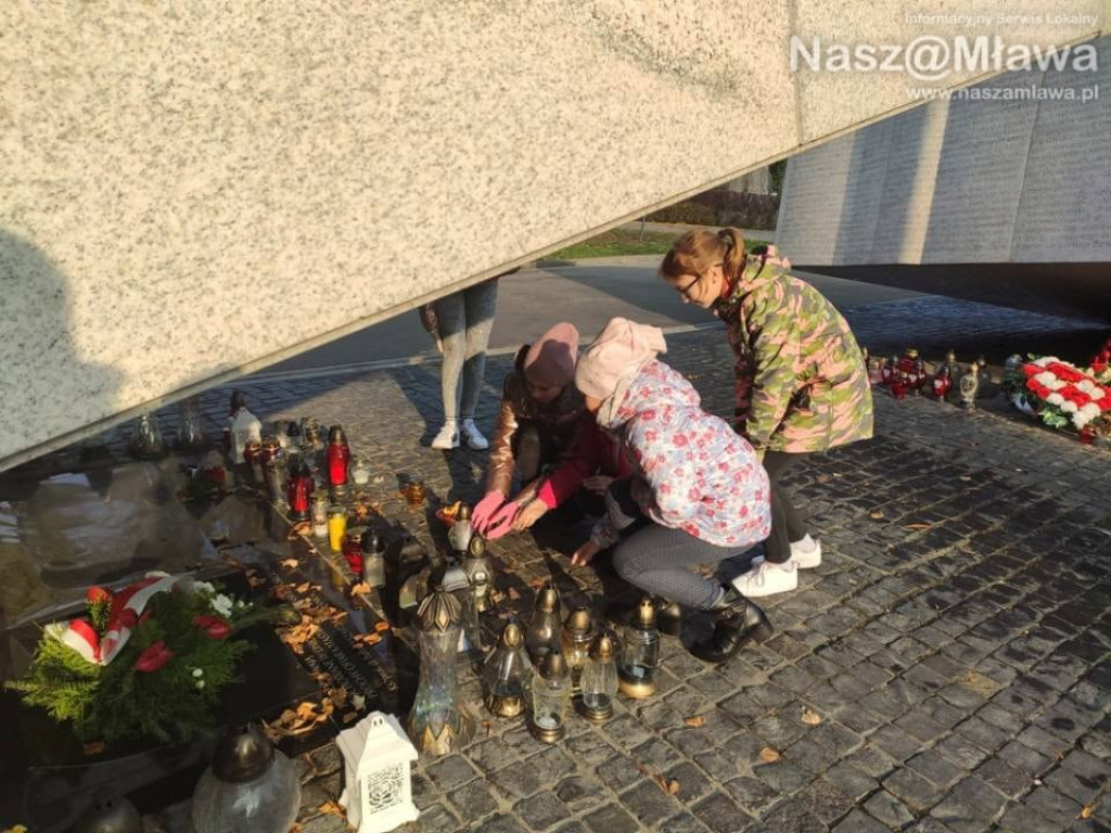 Mławscy uczniowie odwiedzili groby na Powązkach w Warszawie