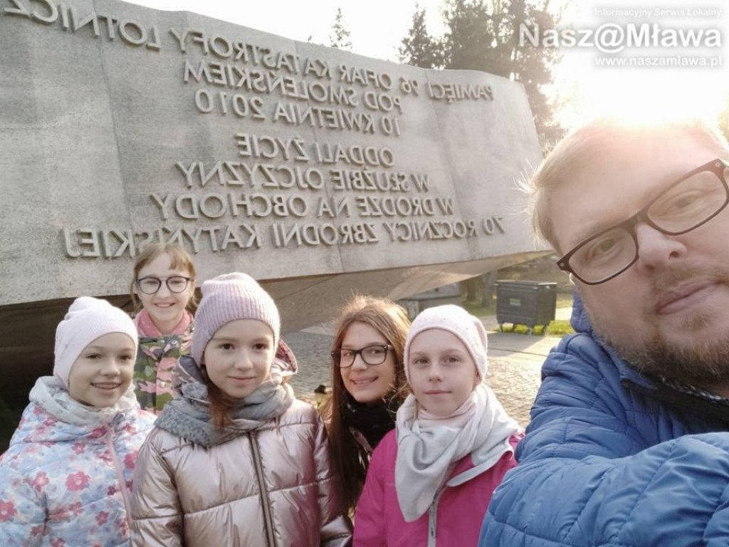 Mławscy uczniowie odwiedzili groby na Powązkach w Warszawie